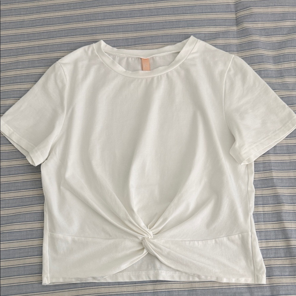 JS JINKESI White Knotted Women's Short Sleeve Top. M. ptp 18.5 l 20”. Like New